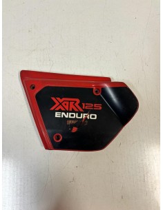Flanc de carénage gauche sous selle HONDA XR 125 1980  -  1982