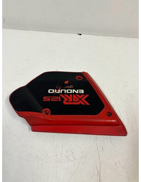 Flanc de carénage gauche sous selle HONDA XR 125 1980  -  1982