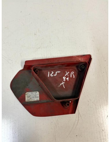 Flanc de carénage gauche sous selle HONDA XR 125 1980  -  1982