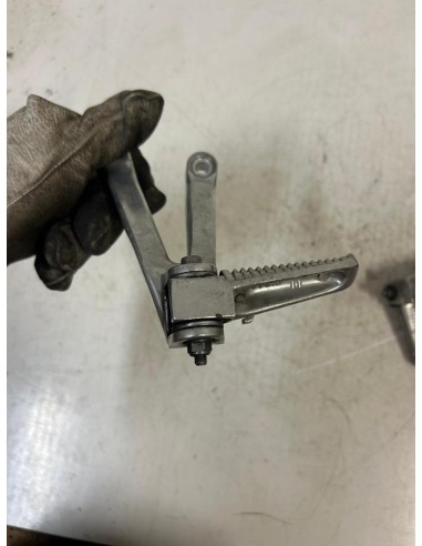 Platine repose pied passager arrière gauche YAMAHA R1 1998 - 2001