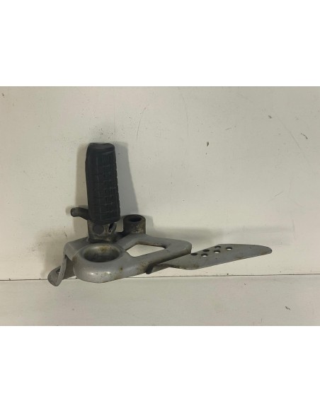 Platine avant droite repose pied conducteur HONDA CBF 125 2009  -  2014