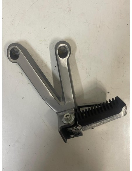Platine repose pied passager arrière gauche SUZUKI BANDIT 1200 2001 - 2005