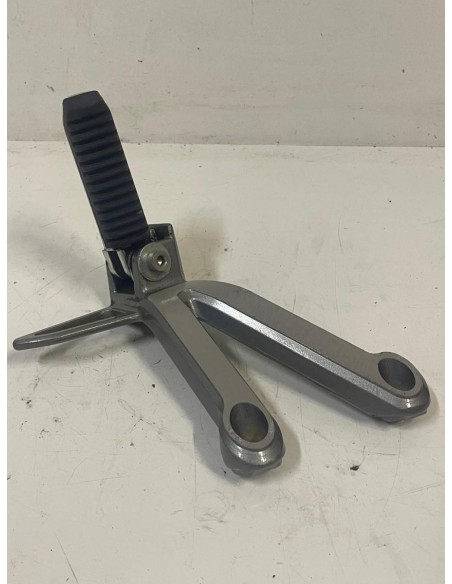 Platine repose pied passager arrière gauche SUZUKI BANDIT 1200 2001 - 2005