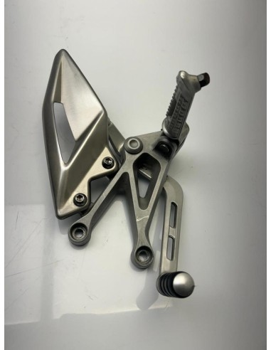 Platine gauche repose pied TRIUMPH STREET TRIPLE 765 2017 - 2019