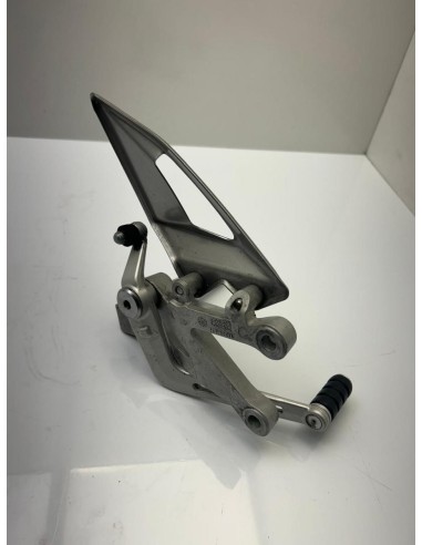 Platine gauche repose pied TRIUMPH STREET TRIPLE 765 2017 - 2019