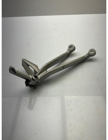 Platine repose pied passager arrière droite TRIUMPH STREET TRIPLE 765 2017 - 2019