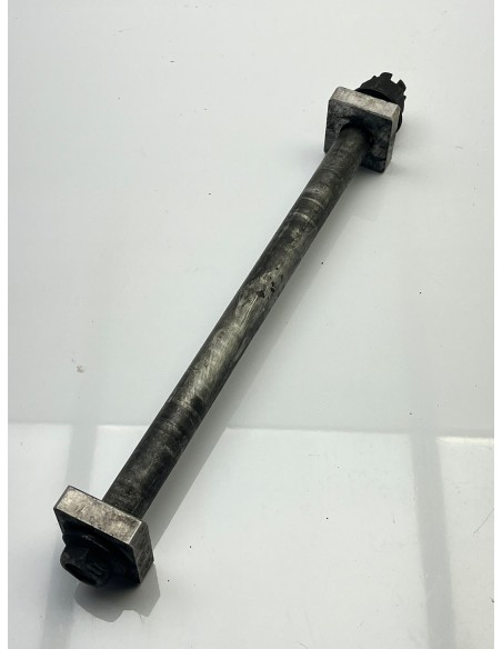 Axe de roue arrière KAWASAKI VERSYS 650 2006 - 2013