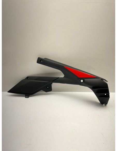 Flanc sous selle droit pour APRILIA RS 125 années 2006 / 2007 / 2008 / 2009 / 2010 / 2011 AP8184869