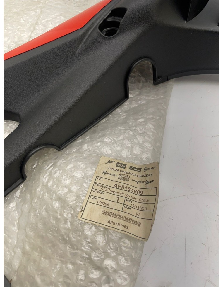 Flanc sous selle droit pour APRILIA RS 125 années 2006 / 2007 / 2008 / 2009 / 2010 / 2011 AP8184869