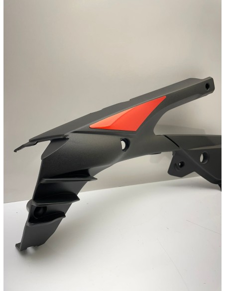 Flanc sous selle gauche pour APRILIA RS 125 années 2006 / 2007 / 2008 / 2009 / 2010 / 2011 AP8184870