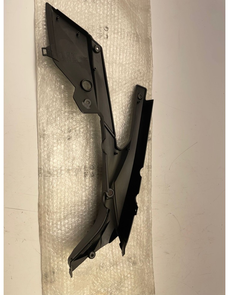 Flanc sous selle gauche pour APRILIA RS 125 années 2006 / 2007 / 2008 / 2009 / 2010 / 2011 AP8184870