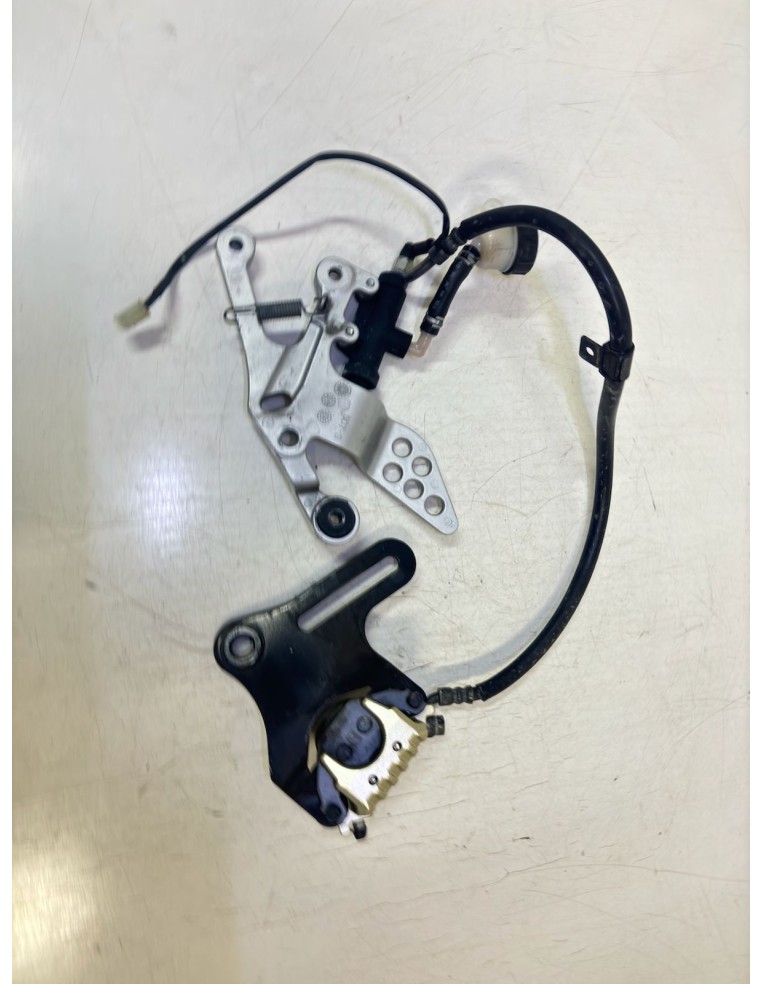 Maitre cylindre et étrier de frein arrière avec platine de repose pied YAMAHA YZF R125 2008 / 2013 5D7F580W2200 / 5D7F583V0000
