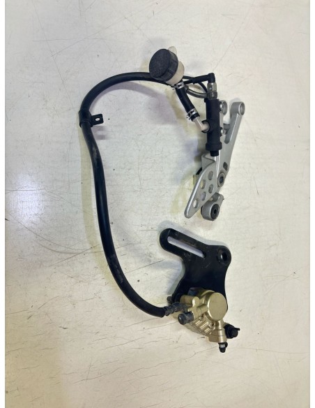 Maitre cylindre et étrier de frein arrière avec platine de repose pied YAMAHA YZF R125 2008 / 2013 5D7F580W2200 / 5D7F583V0000
