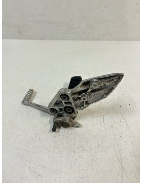 Platine avec repose pied et pédale de frein SUZUKI GSX 1400 2002 / 2007 4353042F00000 / 4351142F00000 / 4311142F00000