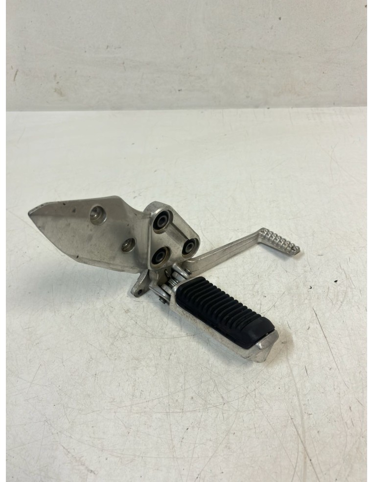 Platine avec repose pied et pédale de frein SUZUKI GSX 1400 2002 / 2007 4353042F00000 / 4351142F00000 / 4311142F00000