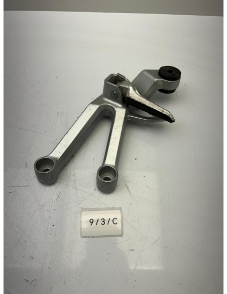 Platine repose pied arrière droit SUZUKI SV 650 2003 - 2013 4360017G20