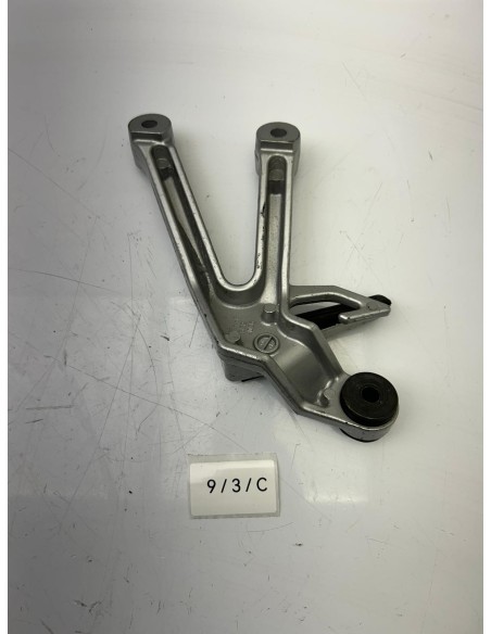 Platine repose pied arrière droit SUZUKI SV 650 2003 - 2013 4360017G20