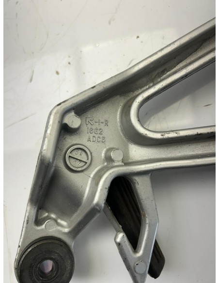 Platine repose pied arrière droit SUZUKI SV 650 2003 - 2013 4360017G20