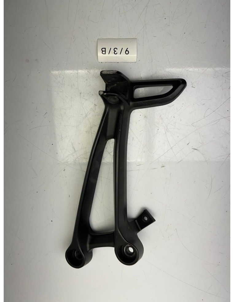 Platine de repose pied arrière droit YAMAHA MY 07 2014 - 2017