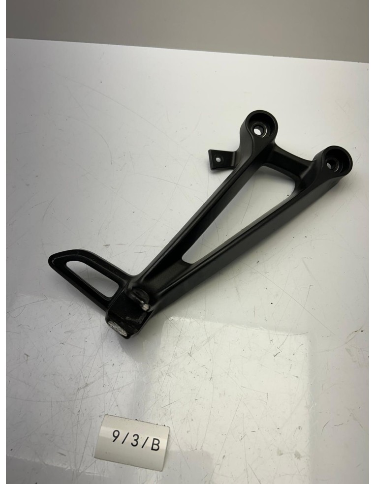 Platine de repose pied arrière droit YAMAHA MY 07 2014 - 2017