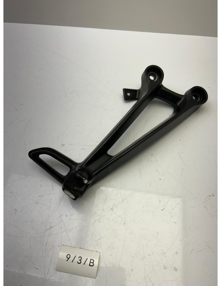 Platine de repose pied arrière droit YAMAHA MY 07 2014 - 2017