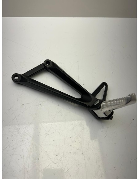 Platine de repose pieds arrière gauche YAMAHA MT 03 2016 - 2025