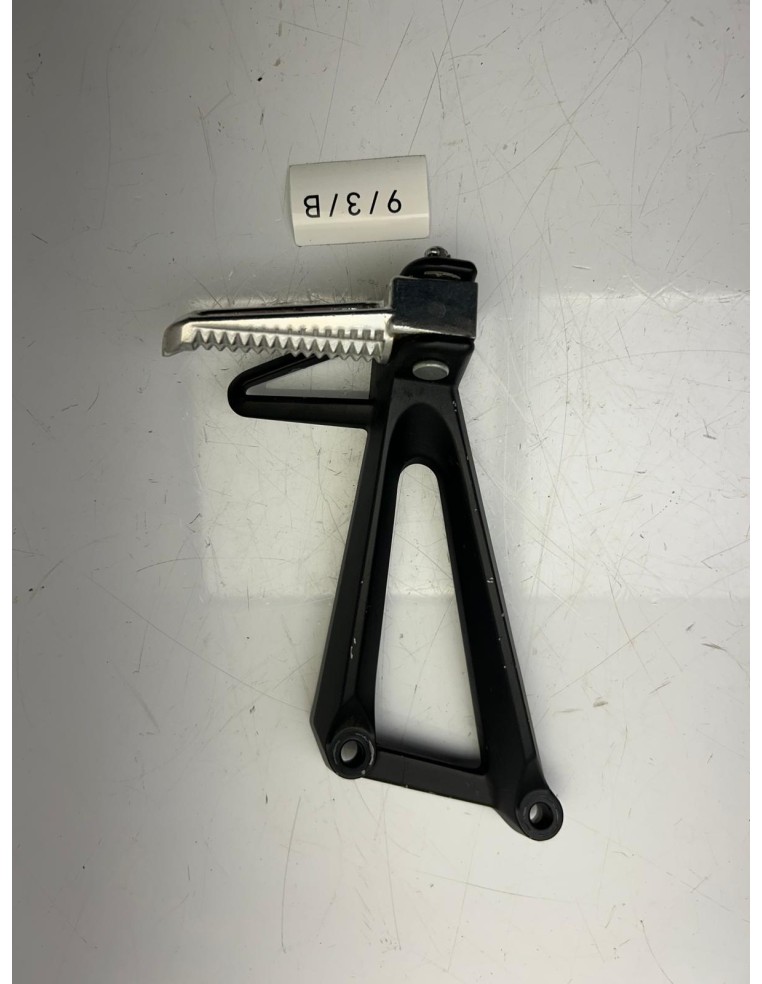 Platine de repose pieds arrière gauche YAMAHA MT 03 2016 - 2025