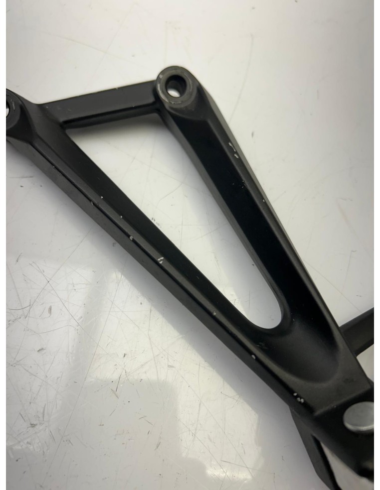 Platine de repose pieds arrière gauche YAMAHA MT 03 2016 - 2025