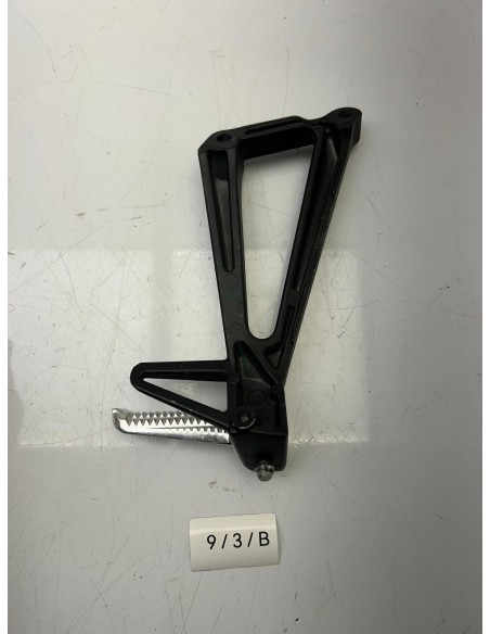 Platine de repose pieds arrière gauche YAMAHA MT 03 2016 - 2025