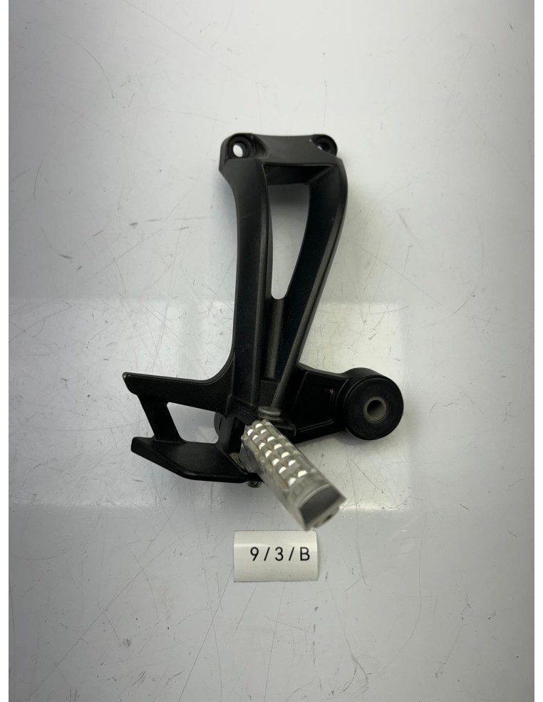 Platine de repose pieds arrière droit YAMAHA FZ8 2011 - 2015