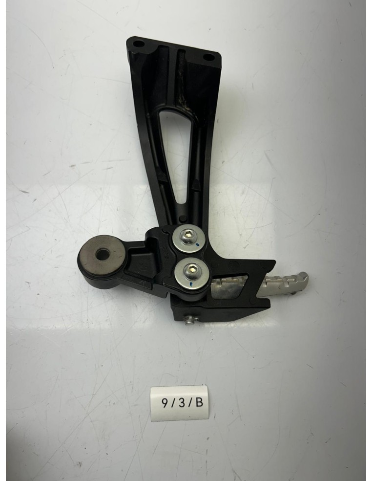 Platine de repose pieds arrière droit YAMAHA FZ8 2011 - 2015