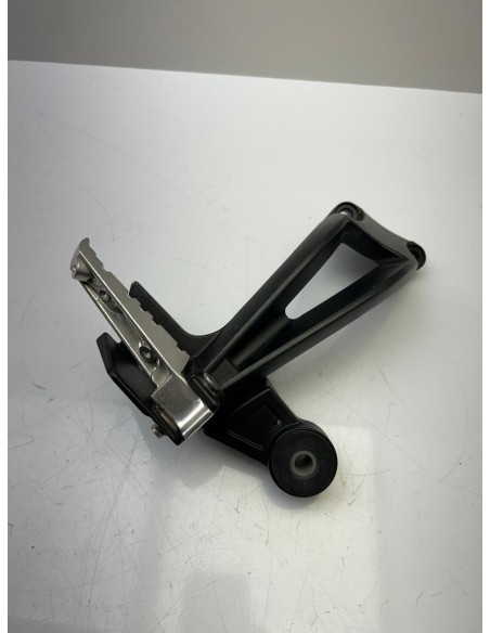 Platine de repose pieds arrière droit YAMAHA FZ8 2011 - 2015