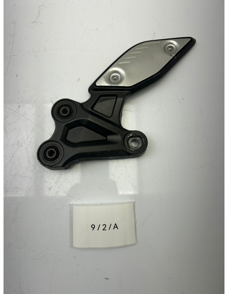 Support repose pied avant gauche YAMAHA FZ8 2011 - 2015 39P2744200