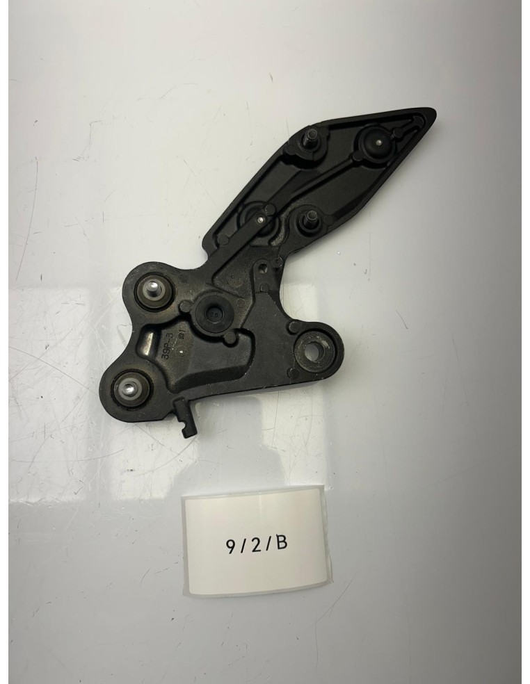 Support repose pied avant droit YAMAHA FZ8 2011 - 2015 39P274430000