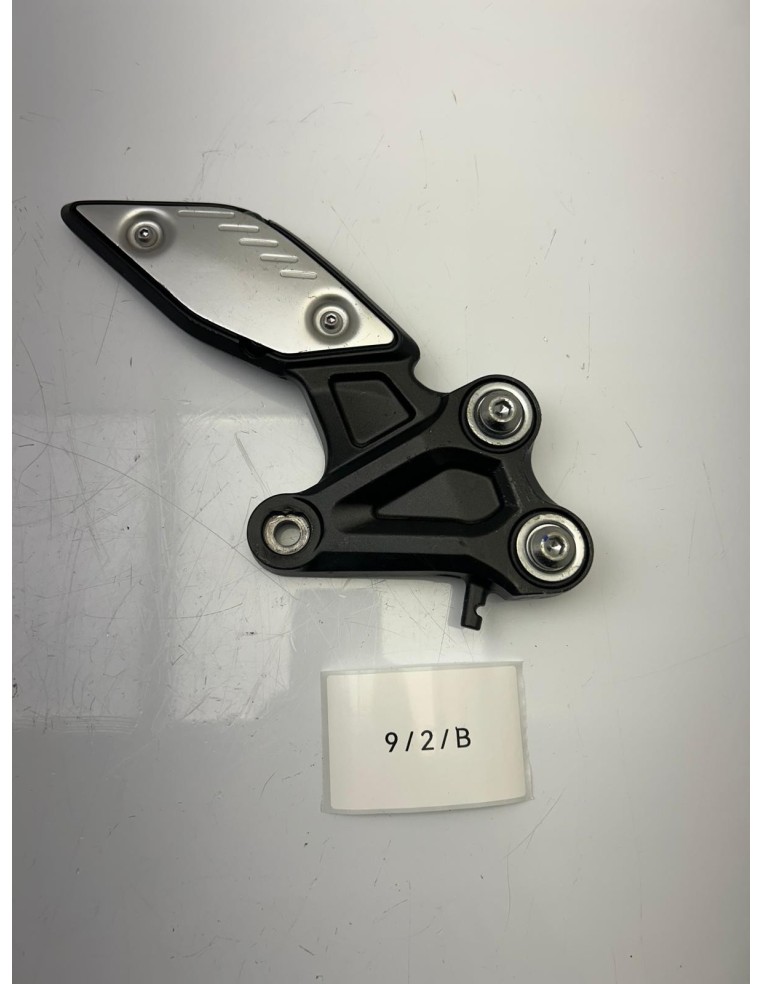 Support repose pied avant droit YAMAHA FZ8 2011 - 2015 39P274430000