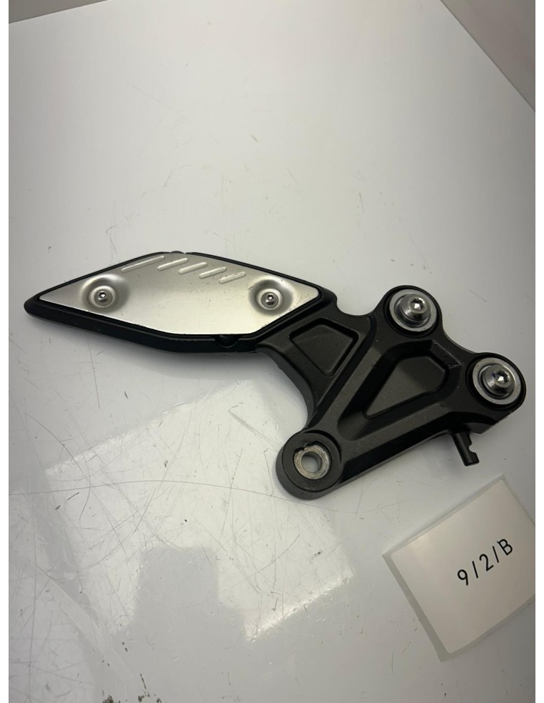 Support repose pied avant droit YAMAHA FZ8 2011 - 2015 39P274430000