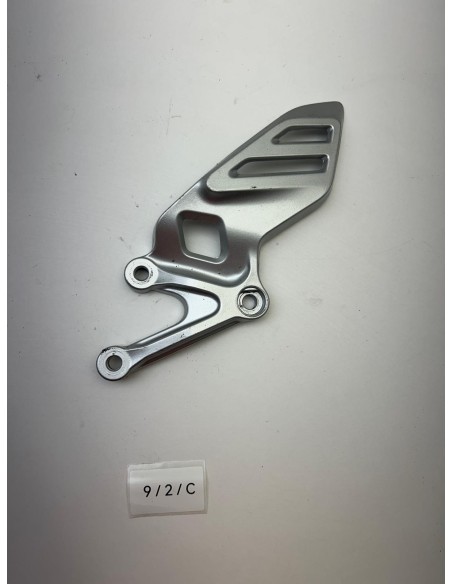 Platine de repose pieds gauche origine YAMAHA R125 2019 - 2025