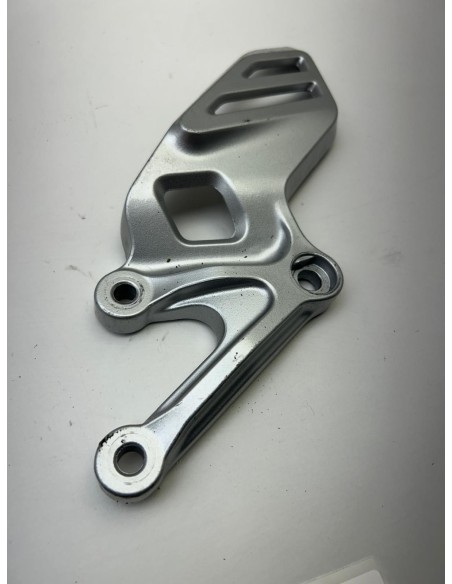 Platine de repose pieds gauche origine YAMAHA R125 2019 - 2025