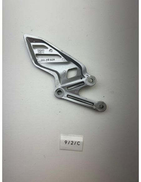 Platine de repose pieds gauche origine YAMAHA R125 2019 - 2025