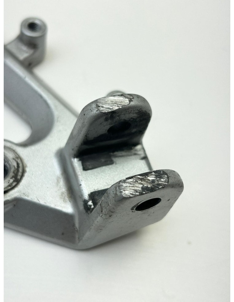 Platine de repose pieds avant gauche origine YAMAHA R3 2015 - 2025