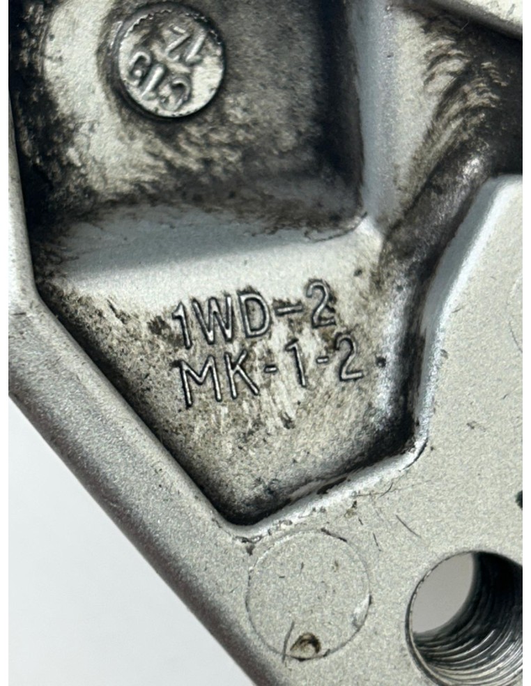 Platine de repose pieds avant gauche origine YAMAHA R3 2015 - 2025