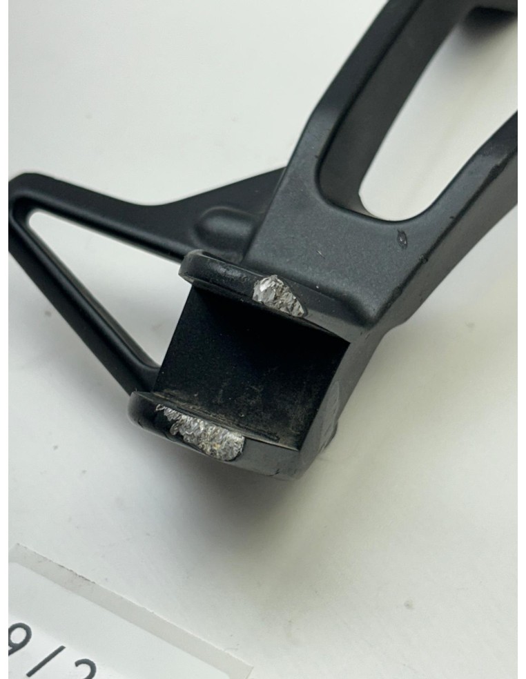 Platine de repose pieds arrière droit origine YAMAHA MT 09 Tracer 2015 - 2017