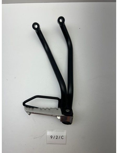 Platine de repose pieds arrière droit YAMAHA YZF R125 2010 - 2013