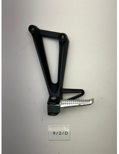 Platine avec repose pied arrière gauche YAMAHA YZF R25 / R3 2018 - 2023 1WDF74300100
