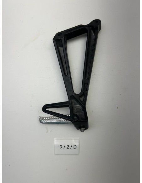 Platine avec repose pied arrière gauche YAMAHA YZF R25 / R3 2018 - 2023 1WDF74300100