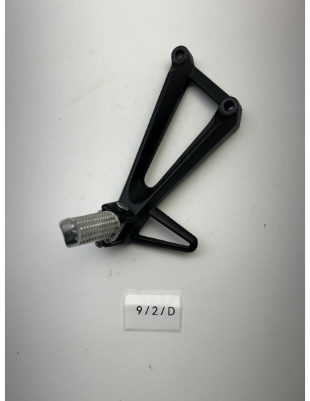 Platine avec repose pied arrière gauche YAMAHA YZF R25 / R3 2018 - 2023 1WDF74300100
