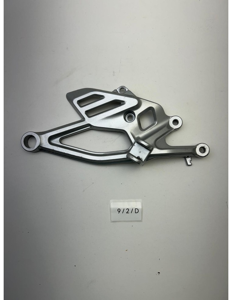 Support platine repose pied avant droit YAMAHA YZF R125 2019 - 2023 B5GF74430000