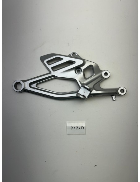 Support platine repose pied avant droit YAMAHA YZF R125 2019 - 2023 B5GF74430000