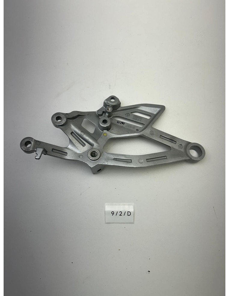Support platine repose pied avant droit YAMAHA YZF R125 2019 - 2023 B5GF74430000