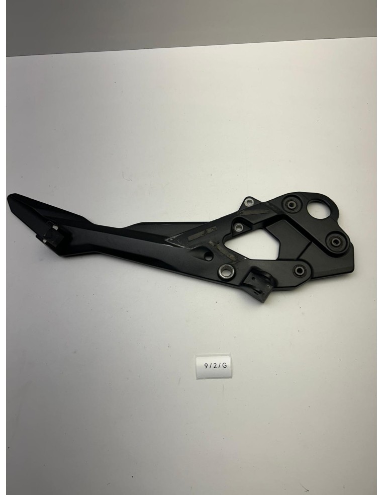 Platine de repose pieds droite origine YAMAHA XJ6 2009 - 2016